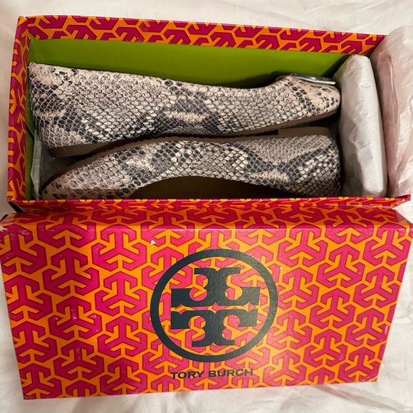 Tory Burch Reva Snakeskin Printed Flats with Pewter Logo (Sz 9) - Picture 4 of 4